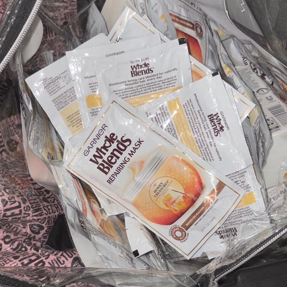 Garnier Whole Blends Repairing Mask Packets - White and Gold